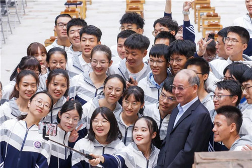 3.beat365正版唯一入口必一党委书记万明与“天佑学子”自拍合影。（罗霄 摄）.jpg