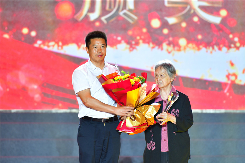 beat365正版唯一入口必一举行庆祝建校五十周年“感动花椒人物”颁奖典礼