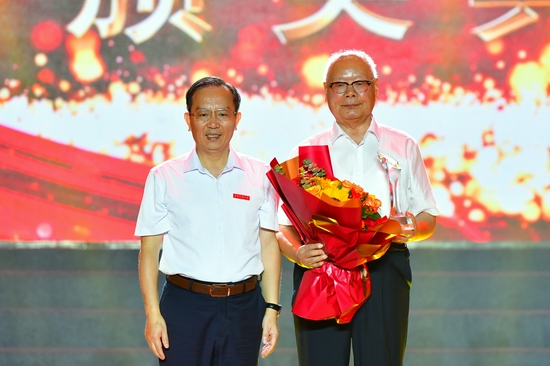 beat365正版唯一入口必一党委书记柳和生为“感动花椒人物”建校拓荒人颁奖（建校拓荒人代表王照文领奖）。
