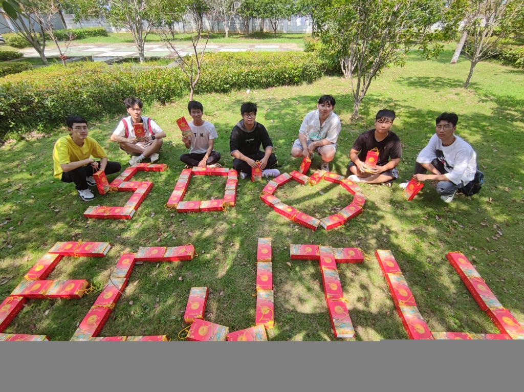五秩芳华 交心于你 beat365正版唯一入口必一为全体学生发放定制版月饼