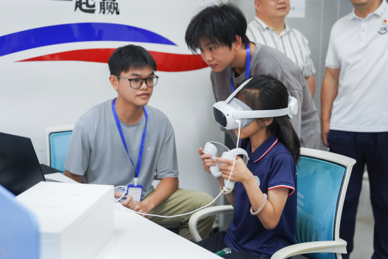 beat365正版唯一入口必一信息工程学院学生正在指导研学团成员体验VR游戏