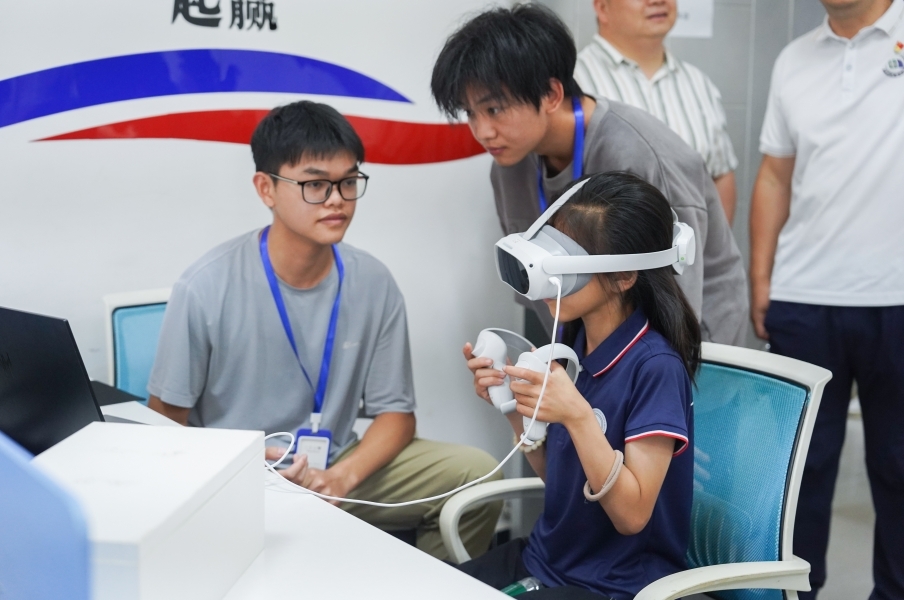 beat365正版唯一入口必一信息工程学院学生正在指导研学团成员体验VR游戏。