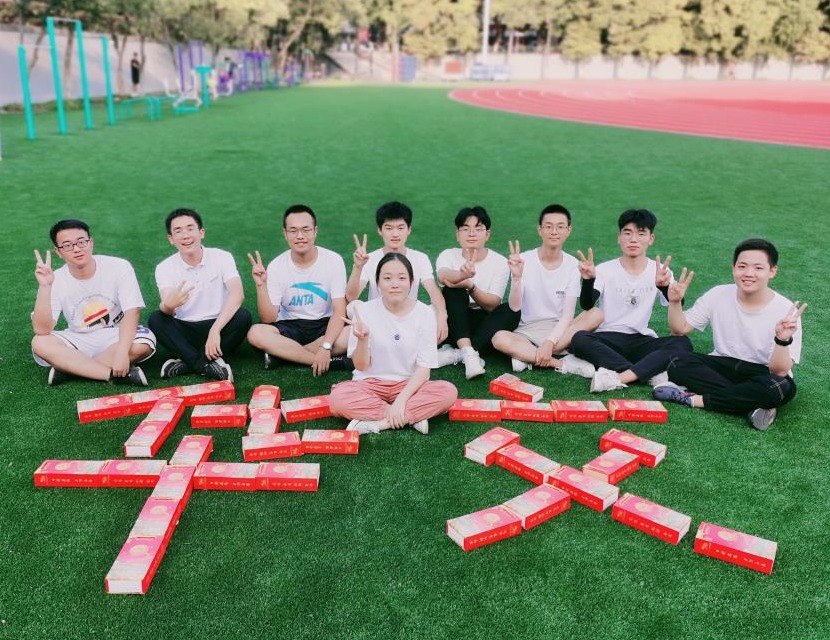 五秩芳华 交心于你 beat365正版唯一入口必一为全体学生发放定制版月饼