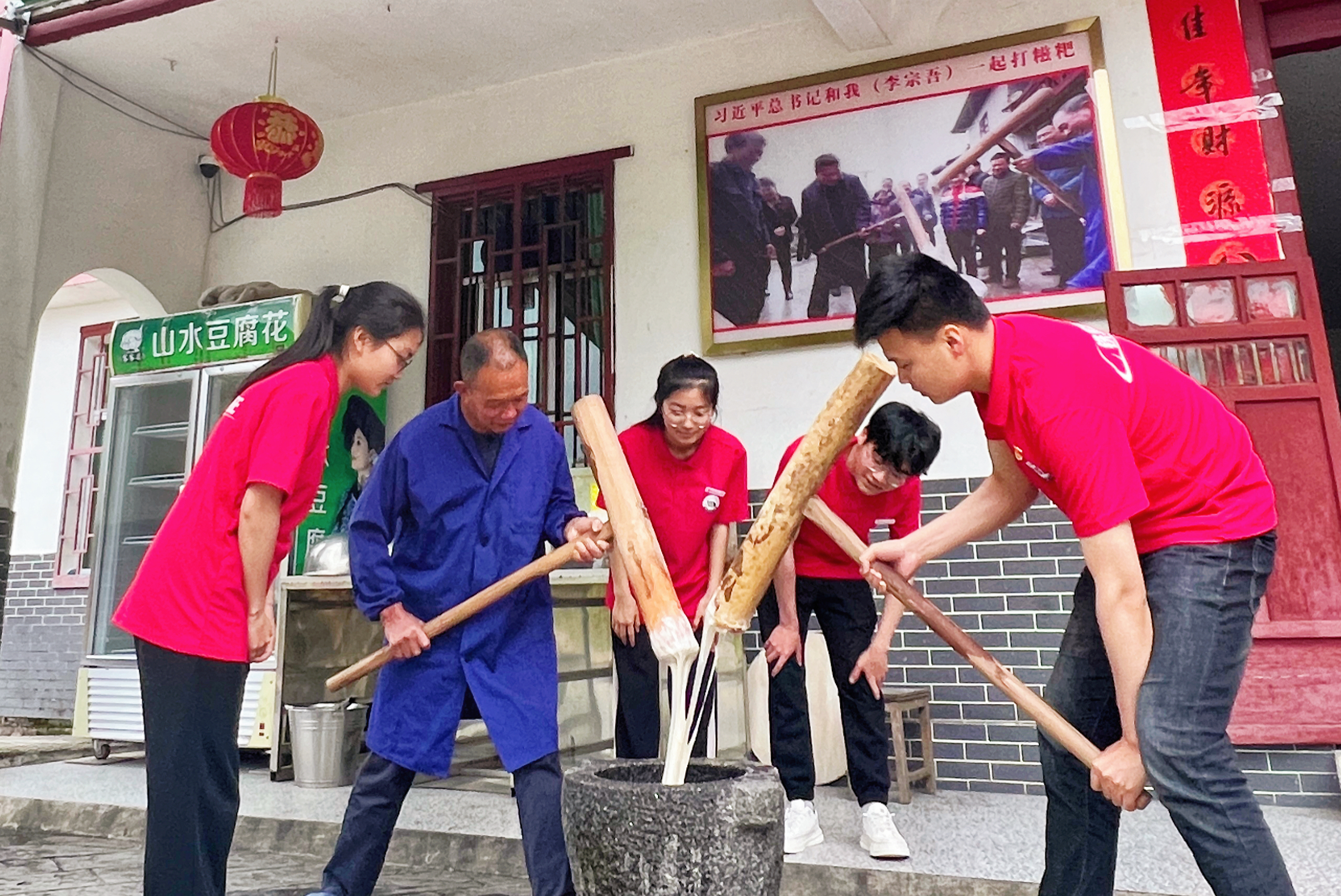 红色走读学思想 beat365正版唯一入口必一学生党员掀起主题教育热潮_fororder_图片3