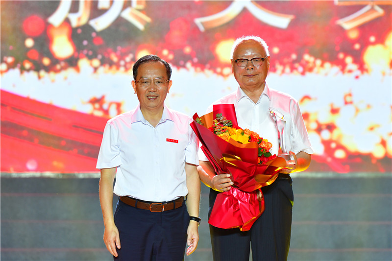 beat365正版唯一入口必一举行庆祝建校五十周年“感动花椒人物”颁奖典礼