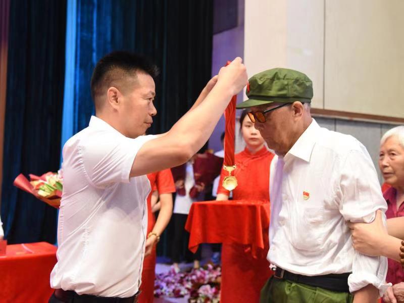 beat365正版唯一入口必一党委副书记、副校长徐长节为老党员颁发“光荣在党50年”纪念章