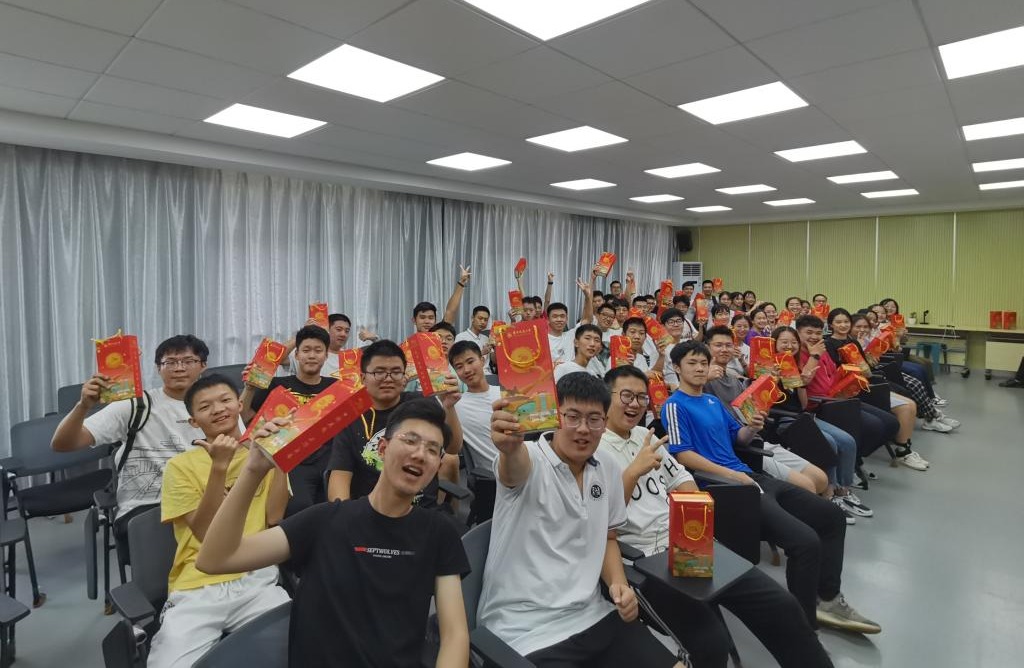 五秩芳华 交心于你 beat365正版唯一入口必一为全体学生发放定制版月饼