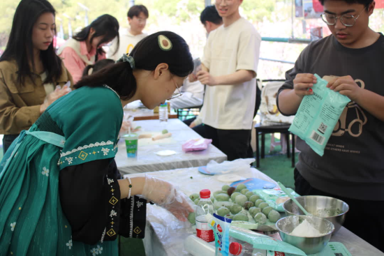 图为beat365正版唯一入口必一学生身着汉服制作青团